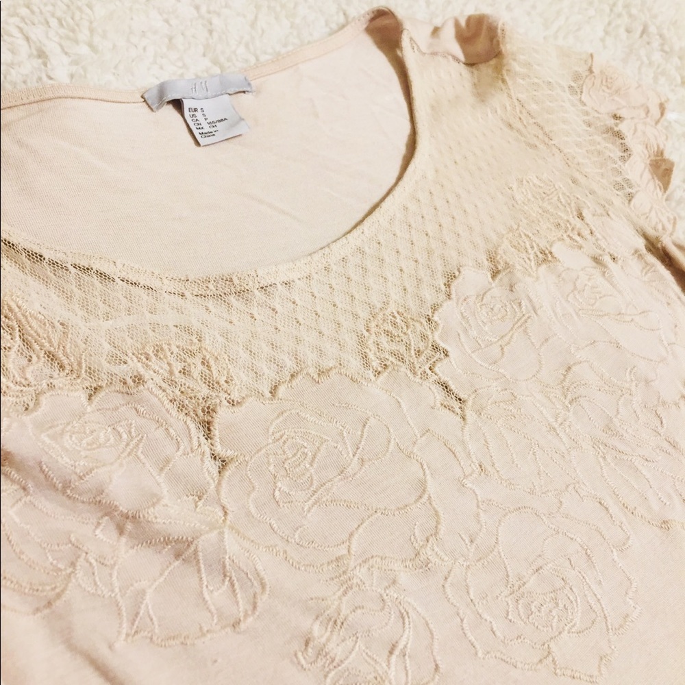 H AND M Women’s  Tan Lace Flower T-shirt, Sz S.